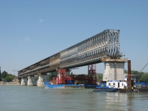 1. ábra. A budapesti Északi Duna-híd K szerkezetének bontása Pest felől nézve