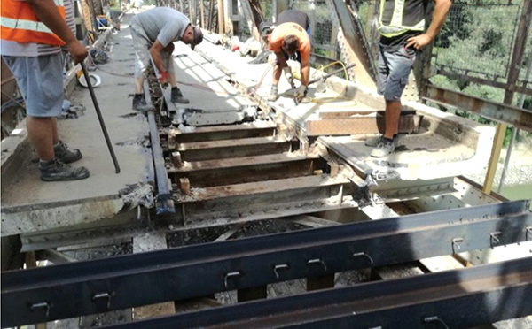 10. ábra. A kiskörei közös közúti-vasúti Tisza-híd mederszerkezetein elbontandó pályaszerkezet és a beépítendő másodlagos kereszttartók