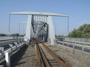 27. ábra. A bajai Duna-híd a felfüggesztő konzolokkal 