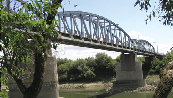 8. ábra. A kiskörei közös közúti-vasúti Tisza-híd rácsos mederszerkezetei