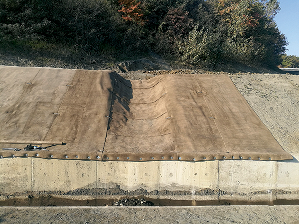 13. ábra. Egy korábbi kimosódás helyén kialakított surrantó (Fotó: Balics Gergely)