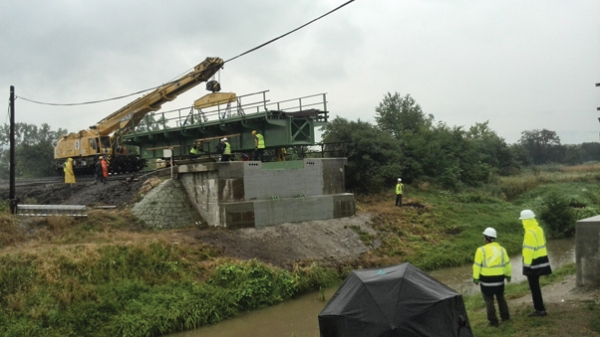 14. ábra. A Tolcsva-patak hídjának felújítás utáni beemelése (Fotó: Balogh Péter)