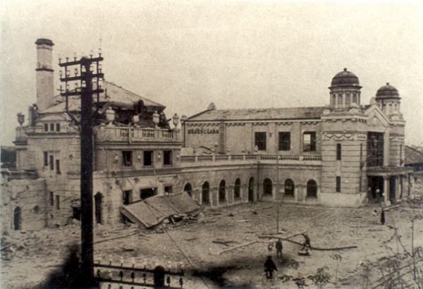 2. kép. A felvételi épület az 1944. szeptemberi bombatalálat után