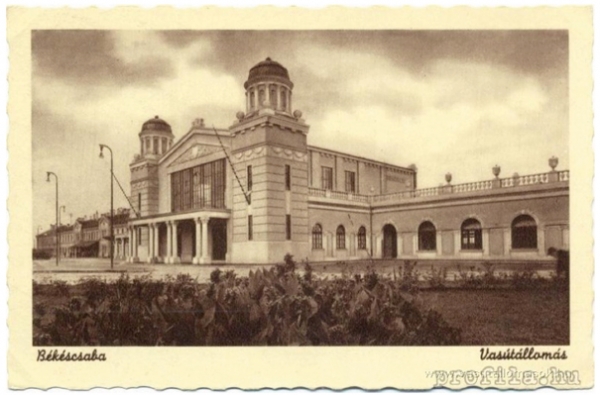 3. kép. A háború után újjáépült felvételi épület a déli pavilonnal a város felől