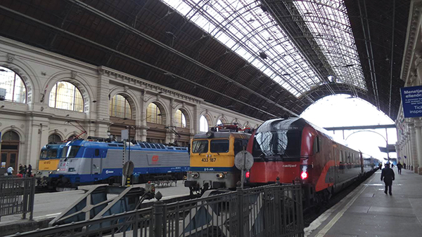 2. ábra. Villamos mozdonyok Budapest-Keleti pályaudvaron