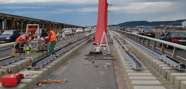 9. ábra. Acél sínvályú építése a Rákóczi hídon (Forrás: www.innorail.hu)