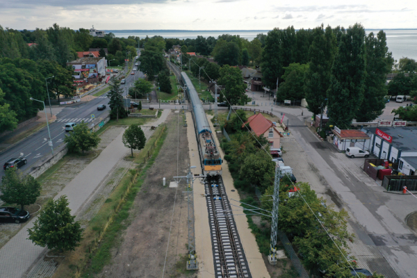 1. ábra. Érkezik a vonat Alsóörs állomásra 2021 nyarán. (Fotó: Bárdics Róbert)