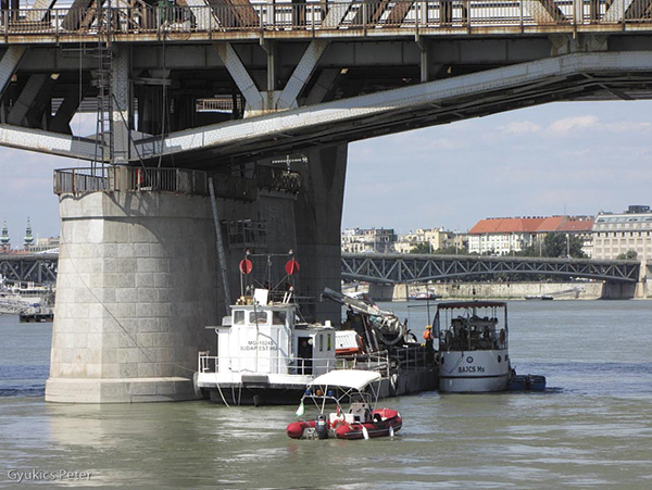 A meglévő Déli összekötő vasúti Duna-híd pillérjavítási munkái 2012-ben (Fotó: Gyukics Péter)