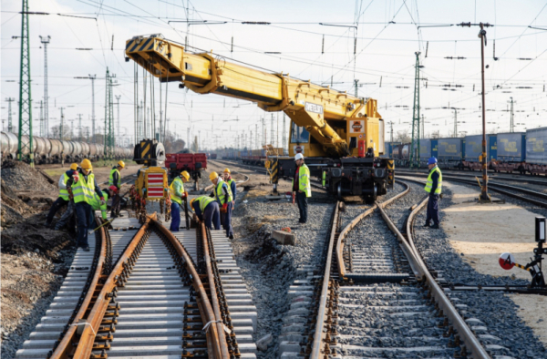 12. ábra. Előszerelt kitérő beépítési helyre emelése Kirow vasúti daruval