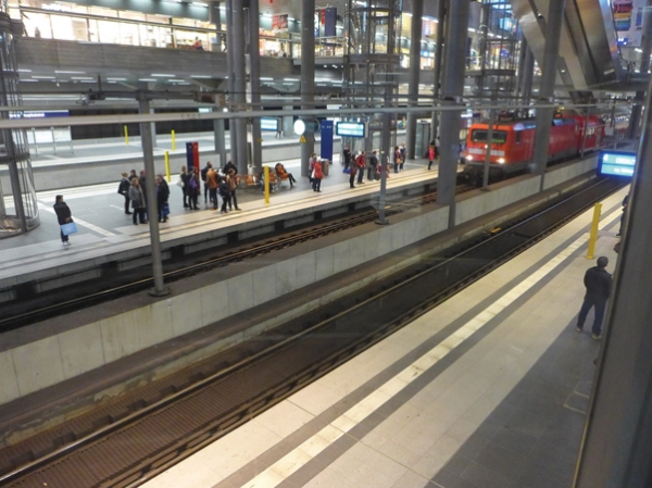 1. kép. Berlin, Hauptbahnhof – az állomás új típusú városi helyet hozott létre, ahol a közlekedési és a kereskedelmi funkciók szervesen összeépülnek