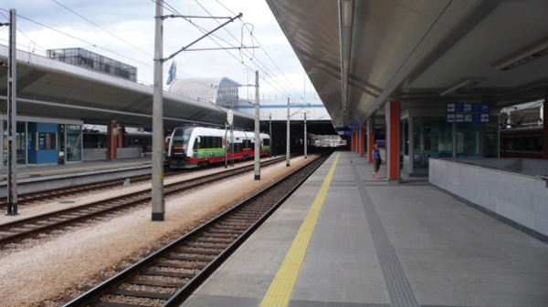 4. kép. Krakkó – a vasútállomás peronjait lefedő P+R parkolólemez, közvetlen kapcsolatokkal a peronokhoz