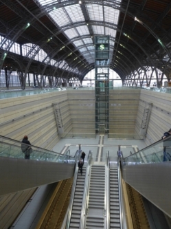 5. kép. Lipcse – az S-Bahn mélyszinti megállója a Hauptbahnhof egyik hajója alatt (A szerző felvételei)