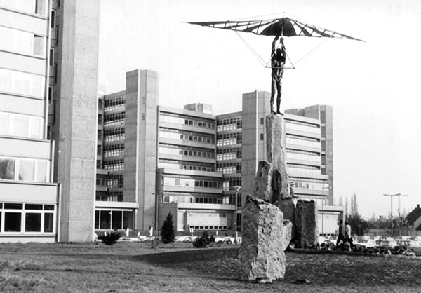 2. ábra. Sárkányrepülő szobor 1979-ben az első helyén. (Fotó: SZE Alumni Magazin)
