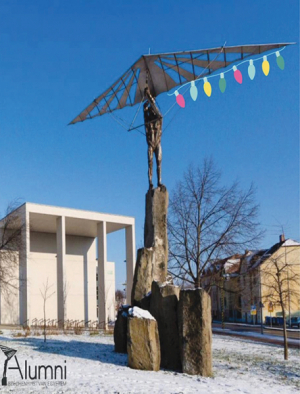 4. ábra. Sárkányrepülő Ikarosz szobor a végleges helyén feldíszítve 2010-ben. (Fotó: SZE Alumni Magazin)