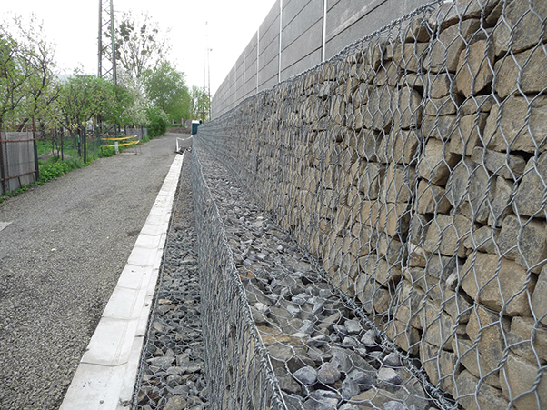 6. ábra. Az elkészült Gabion támfal a zajvédő fallal (Fotó: Szeifert Tamás)