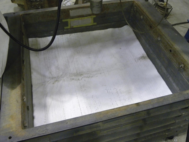 2. ábra. A laboratóriumi pulzátoros fárasztóvizsgálathoz használt láda a homokra terített Viacon GEO PP TC 1200 típusú geotextíliával