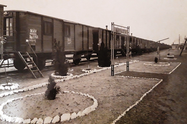 14. ábra. A gépesített mozgó pályamesteri szakasz szerelvénye Várpalota állomáson az 1960-as évek végén