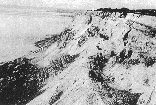1. ábra. Az akarattyai partfal 1908. április 19-i leszakadása a vasút építésekor (Lóczy Lajos felvétele, 1908)