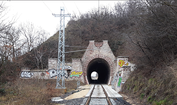 20. ábra. Az alagút kezdőponti kapuzata a felújítás után sajnos már graffitizve (Fotó: Fonyó Sándor)