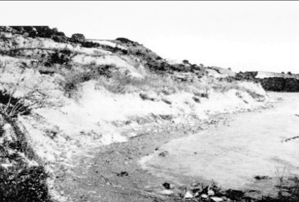 7. ábra. Suvadások Akarattya alatt. A lesuvadt pannóniai rétegeket a tó hullámai ismét megtámadják (Cholnoky Jenő felvétele, 1934)