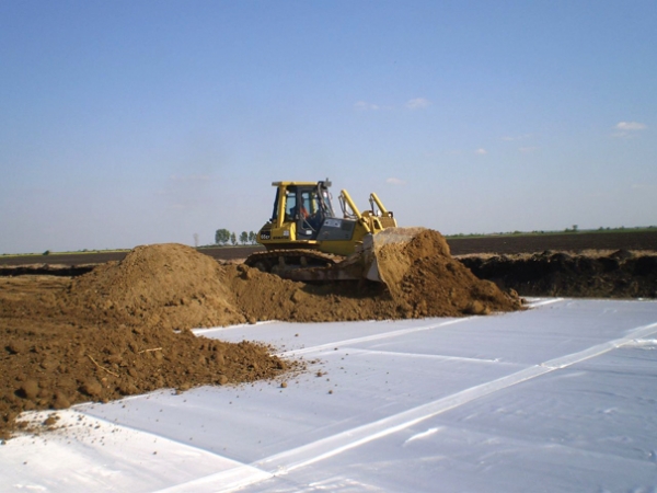 3. ábra. Szőtt geotextília beépítése a töltés globális állékonyságának növelésére, elválasztására, erősítésére – töltésalapozás, Szeged, 2009