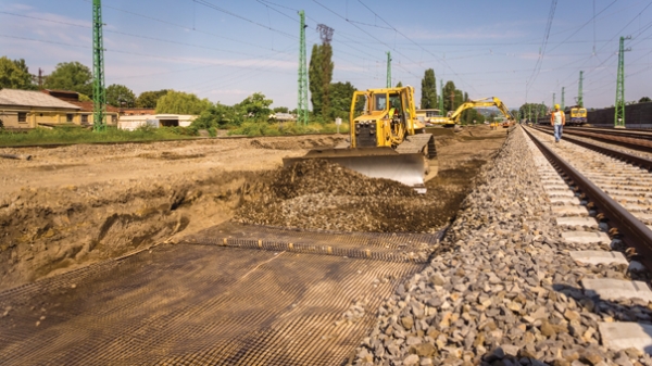 4. ábra. Georács beépítése a kiegészítő réteg alá, a teherbírás növelésére – Vác, 2014