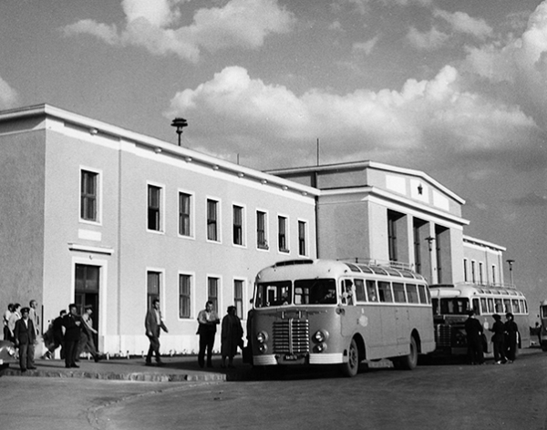 1. ábra. A Mávaut Ikarus 30 autóbuszai a sztálinvárosi (dunaújvárosi) pályaudvar előtt az 1950-es évek elején