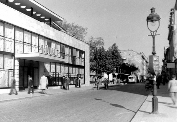 2. ábra. A budapesti Sztálin téren 1949-ben nyílt meg a Mávaut központi autóbusz-állomása. A tér nevei: Vásártér, 1858-tól Erzsébet tér, 1946-tól Sztálin tér, 1953-tól Engels tér, 1990-től Erzsébet tér