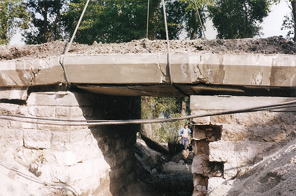 10. ábra. Teknőhíd bontása a Vác–Drégelypalánk vasútvonalon (Fotó: Gutai Imre)