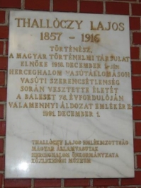 5. kép. Thallóczy Lajos emléktáblája a herceghalmi vasútállomás várótermében