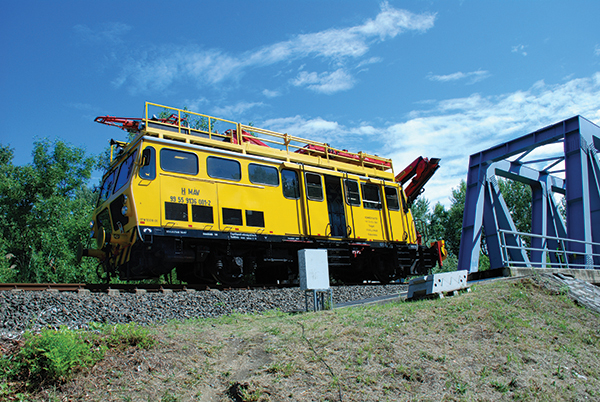 1. ábra. Felsővezeték-szerelő vasúti jármű (Fotó: Jarabek Jenő)