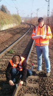 13. ábra. Használt sínek részletes vizsgálata pályában, bontásuk előtt     