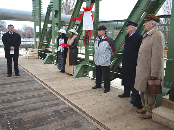 6. ábra. Az újpesti Duna-híd emlékműavatásán. Dr. Nemeskéri-Kiss Géza a kép jobb oldalán látható. (Fotó: Gyukics Péter)