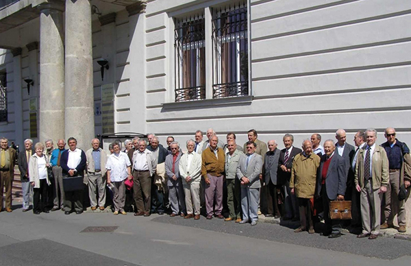 8. ábra. Hidász nyugdíjastalálkozó, 2007. A Hadtörténeti Múzeum előtti csoportban jobb oldalon áll Nemeskéri-Kiss Géza. (Fotó: Kiss Józsefné)