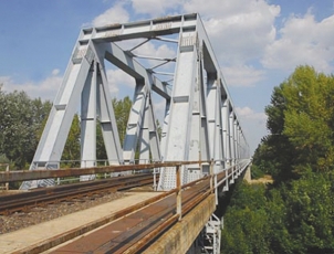 1. ábra. Az új csongrádi vasúti Tisza-híd 2009-ben (Fotó: Tésik Attila)