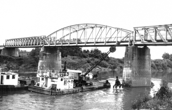 13. ábra. Az új tu­nyog­ma­tol­csi Szamos-híd alapozása előtti mederkotrás 1984. július 19-én