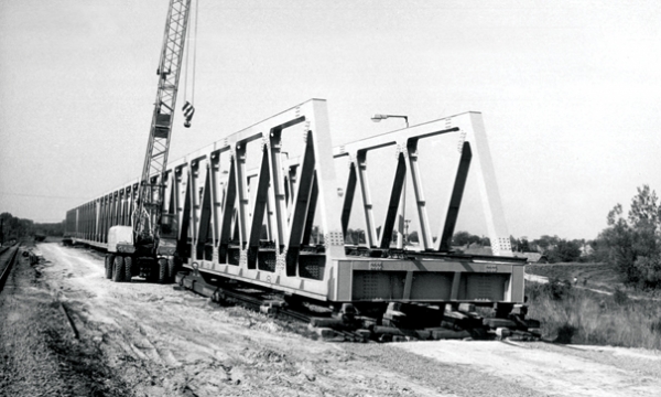 14. ábra. A tu­nyog­ma­tol­csi Szamos-híd acélszerkezete a szerelőtéren 1986. május 6-án