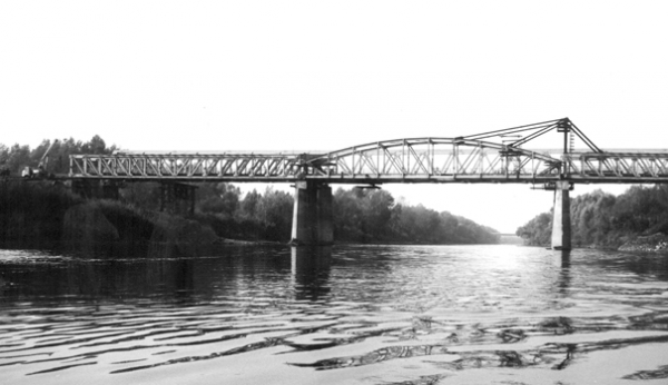 15. ábra. Ideiglenes pilon a régi tu­nyog­­ma­tol­csi Szamos-híd bontásához 1987. október 15-én