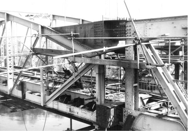 16. ábra. A régi tu­nyog­­ma­­tol­­csi Szamos-híd bontásához ideig­lenes összekötés 1987. október 15-én