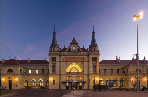 1. kép. Pécs vasútállomás fejújított felvételi épülete