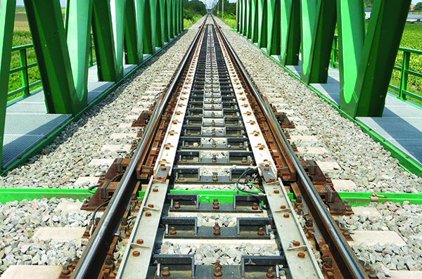 1. ábra. A vasúti felé­pít­mény a sín­di­la­tá­ciós készülékkel a Tolnanémedi híd végpont felőli híd­végnél
