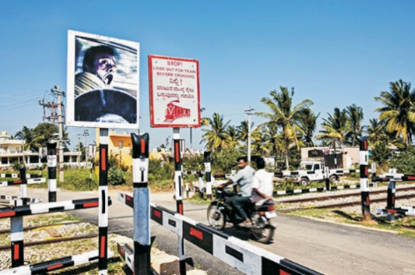 4. ábra. Biztosítás nélküli szintbeni vasúti átjáró Indiában. Figyelemfelhívó plakátkampányból származó ábra (Forrás: forbesindia.com)