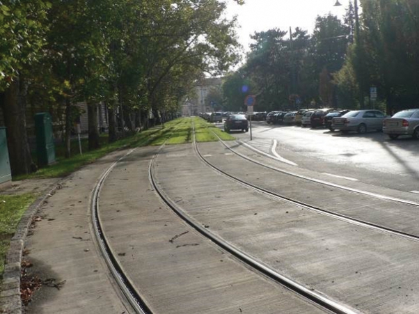 9. ábra. Az 1-es sz. villamosvonal rezgéscsillapított szakasza és a Széchenyi téri füvesített szakasz
