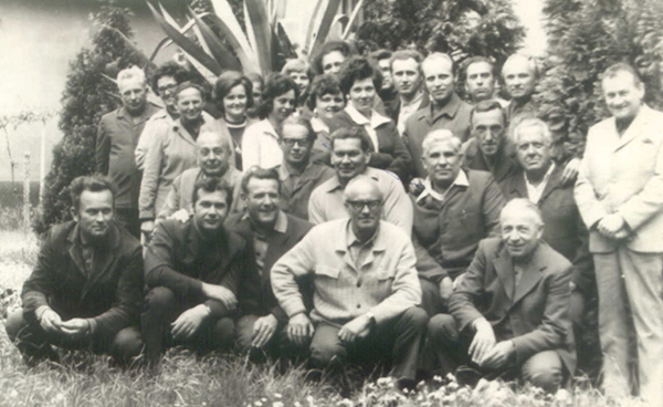 4. ábra. A központ munkatársai 1975-ben, a főnökség udvarában (Fotó: A szer­ző archívumából)