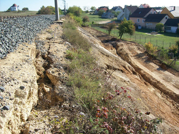 3. ábra. Töltésrézsű-szakadás, 2013. október 4. (Fotó: Radvánszky Réka)