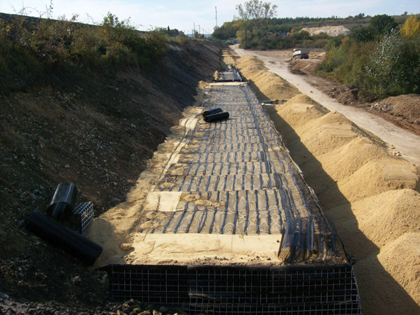 6. ábra. Jobb oldali talajtámfal építése (Fotó: Radvánszky Réka)