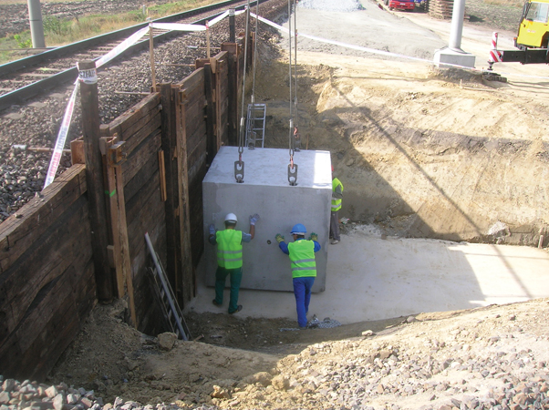 12. ábra. Keretelem beemelése az üzemelő vágány megtámasztása mellett (Fotó: Vörös József)