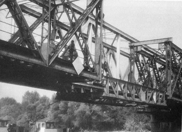 4. ábra. A gyomai Körös-híd, középen emelhető nyílással (Fotó: Dr. Koller Ida)