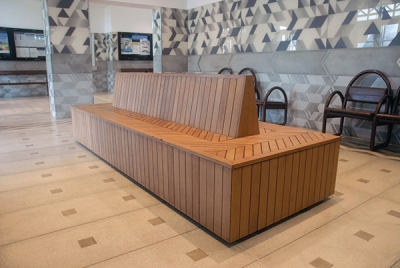 3. kép. Egyedi tervezésű bútor a váróteremben (Fotó: Strak-Takács Orsolya)