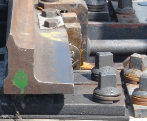 49. ábra. B 54 XIV. rendszerű kitérők régi (az erőátadási síktól távoli) rövid rúdjának bekötése